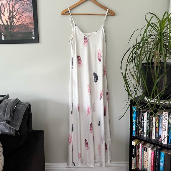 White dress with feathers - Picture 1 of 4